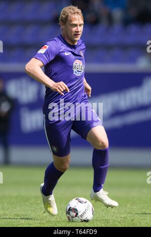 Aue, Deutschland. 28 Apr, 2019. 2. Fussball Bundesliga, Erzgebirge Aue - VfL Bochum 31. Spieltag in der Sparkassen-Erzgebirgsstadion. Aues Jan Hochscheidt spielt den Ball. Credit: Sebastian Kahnert/dpa-Zentralbild/dpa - WICHTIGER HINWEIS: In Übereinstimmung mit den Anforderungen der DFL Deutsche Fußball Liga oder der DFB Deutscher Fußball-Bund ist es untersagt, zu verwenden oder verwendet Fotos im Stadion und/oder das Spiel in Form von Bildern und/oder Videos - wie Foto Sequenzen getroffen haben./dpa/Alamy leben Nachrichten Stockfoto