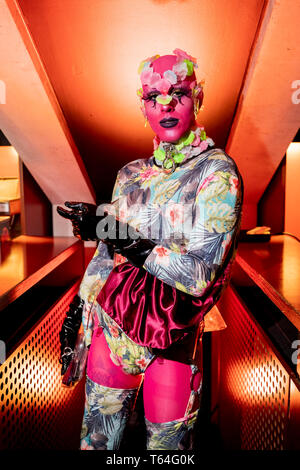 Berlin, Deutschland. 28 Apr, 2019. Thomas Hanisch, hobby Drag Queen und Modedesigner, steht vor der Königin Drag Show "RuPaul's Drag Race" im Tempodrom. Dragqueens und Travestie Künstler sind solange "Bunte Vögel" abgewiesen. Die US-Show "RuPaul's Drag Race" die Szene in den Mainstream. (Dpa-Korr Kernbereichs und Exotische: US-Dragqueen-Stars in Berlin') Credit: Christoph Soeder/dpa/Alamy leben Nachrichten Stockfoto
