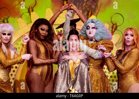 Berlin, Deutschland. 28 Apr, 2019. Die Dragqueens Aquarien (L-R), Asien O'Hara, Michelle Visage, Kim Chi und Kameron Michaels wird bei "RuPaul's Drag Race" im Tempodrom durchführen. Dragqueens und Travestie Künstler sind solange "Bunte Vögel" abgewiesen. Die US-Show "RuPaul's Drag Race" die Szene in den Mainstream. (Dpa-Korr Kernbereichs und Exotische: US-Dragqueen-Stars in Berlin') Credit: Christoph Soeder/dpa/Alamy leben Nachrichten Stockfoto
