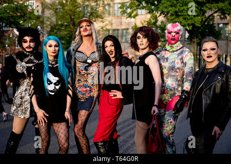 Berlin, Deutschland. 28 Apr, 2019. Dragqueens stehen zusammen für ein Foto vor der Show "dragqueen RuPaul's Drag Race" am Tempodrom. Dragqueens und Travestie Künstler sind solange "Bunte Vögel" abgewiesen. Die US-Show "RuPaul's Drag Race" die Szene in den Mainstream. (Dpa-Korr Kernbereichs und Exotische: US-Dragqueen-Stars in Berlin') Credit: Christoph Soeder/dpa/Alamy leben Nachrichten Stockfoto