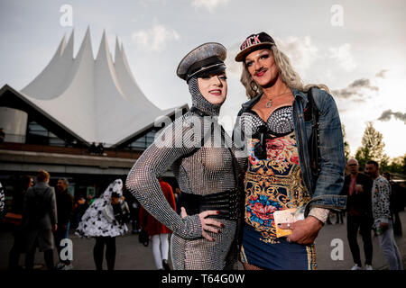Berlin, Deutschland. 28 Apr, 2019. Die Dragqueens Sheila Wolf (l) und Gloria Viagra, stehend vor der Show "dragqueen RuPaul's Drag Race" vor dem Tempodrom. Dragqueens und Travestie Künstler sind solange "Bunte Vögel" abgewiesen. Die US-Show "RuPaul's Drag Race" die Szene in den Mainstream. (Dpa-Korr Kernbereichs und Exotische: US-Dragqueen-Stars in Berlin') Credit: Christoph Soeder/dpa/Alamy leben Nachrichten Stockfoto