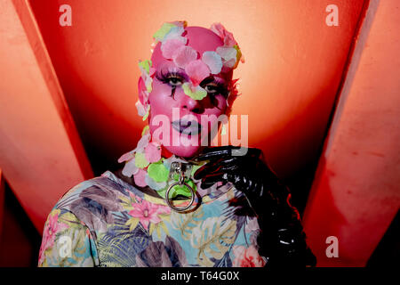 Berlin, Deutschland. 28 Apr, 2019. Thomas Hanisch, hobby Drag Queen und Modedesigner, steht vor der Königin Drag Show "RuPaul's Drag Race" im Tempodrom. Dragqueens und Travestie Künstler sind solange "Bunte Vögel" abgewiesen. Die US-Show "RuPaul's Drag Race" die Szene in den Mainstream. (Dpa-Korr Kernbereichs und Exotische: US-Dragqueen-Stars in Berlin') Credit: Christoph Soeder/dpa/Alamy leben Nachrichten Stockfoto