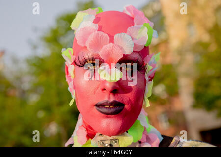 Berlin, Deutschland. 28 Apr, 2019. Thomas Hanisch, hobby Drag Queen und Modedesigner, steht vor der Königin Drag Show "RuPaul's Drag Race" am Tempodrom. Dragqueens und Travestie Künstler sind solange "Bunte Vögel" abgewiesen. Die US-Show "RuPaul's Drag Race" die Szene in den Mainstream. (Dpa-Korr Kernbereichs und Exotische: US-Dragqueen-Stars in Berlin') Credit: Christoph Soeder/dpa/Alamy leben Nachrichten Stockfoto