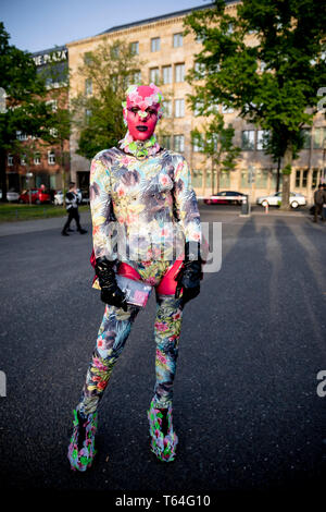 Berlin, Deutschland. 28 Apr, 2019. Thomas Hanisch, hobby Drag Queen und Modedesigner, steht vor der Königin Drag Show "RuPaul's Drag Race" am Tempodrom. Dragqueens und Travestie Künstler sind solange "Bunte Vögel" abgewiesen. Die US-Show "RuPaul's Drag Race" die Szene in den Mainstream. (Dpa-Korr Kernbereichs und Exotische: US-Dragqueen-Stars in Berlin') Credit: Christoph Soeder/dpa/Alamy leben Nachrichten Stockfoto