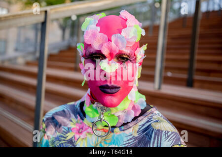 Berlin, Deutschland. 28 Apr, 2019. Thomas Hanisch, hobby Drag Queen und Modedesigner, sitzt vor der Königin Drag Show "RuPaul's Drag Race" am Tempodrom. Dragqueens und Travestie Künstler sind solange "Bunte Vögel" abgewiesen. Die US-Show "RuPaul's Drag Race" die Szene in den Mainstream. Credit: Christoph Soeder/dpa/Alamy leben Nachrichten Stockfoto