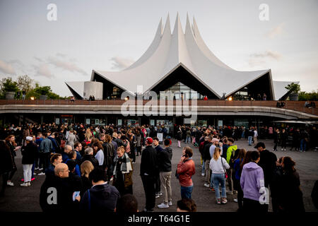 Berlin, Deutschland. 28 Apr, 2019. Besucher Warteschlange für die Königin Drag Show "RuPaul's Drag Race" am Tempodrom. Dragqueens und Travestie Künstler sind solange "Bunte Vögel" abgewiesen. Die US-Show "RuPaul's Drag Race" die Szene in den Mainstream. (Dpa-Korr Kernbereichs und Exotische: US-Dragqueen-Stars in Berlin') Credit: Christoph Soeder/dpa/Alamy leben Nachrichten Stockfoto