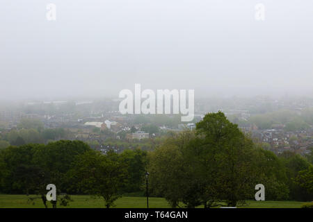 Alexandra Palace, nördlich von London, UK. 29 Apr, 2019. Ansicht im Norden von London im dichten Nebel von Alexandra Palace abgedeckt. Credit: Dinendra Haria/Alamy leben Nachrichten Stockfoto