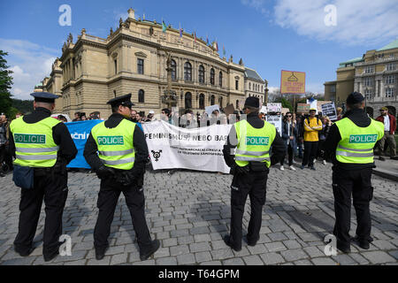 Die Polizei hatte gegen mehrere Dutzend Teilnehmer im März für die aktuelle unbegrenzte Recht auf Abtreibung in der Tschechischen Gesetzgebung einzumischen, die versuchen, den März der Abtreibung Gegner im Zentrum von Prag heute zu verhindern, am Samstag, 27. April 2019, Prag Polizeisprecher Tomas Hulan hat erklärt, CTK. Eine Person aus der Gruppe der pro-choice-Aktivisten festgenommen wurde und in die Polizeistation gebracht, fügte er hinzu. Die Demonstration für die Abtreibung rechts wurde von der radikalen Linken Organisation Kolektiv 115 statt. (CTK Photo/Ondrej Deml) Stockfoto