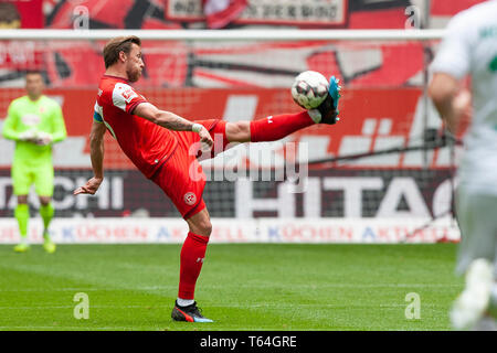 Düsseldorf, Deutschland. 27 Apr, 2019. Adam BODZEK (D, mi.), Single Action auf der Kugel mit gestrickten Bein. Fussball 1. 1. Fussballbundesliga, 31. Spieltag, Fortuna Düsseldorf 1895 eV (D) - SV Werder Bremen (HB), 4:1, 27/04/2019 Düsseldorf (Einrichtung Sseldorf)/Deutschland. | Verwendung der weltweiten Kredit: dpa/Alamy leben Nachrichten Stockfoto