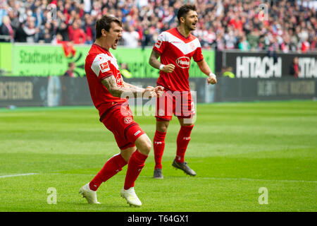 Düsseldorf, Deutschland. 27 Apr, 2019. Benito RAMAN (D, links) Beifall für sein Ziel auf 1:0. Jubel, Freude. Fussball 1. 1. Fussballbundesliga, 31. Spieltag, Fortuna Düsseldorf 1895 eV (D) - SV Werder Bremen (HB), 4:1, 27/04/2019 Düsseldorf (Einrichtung Sseldorf)/Deutschland. | Verwendung der weltweiten Kredit: dpa/Alamy leben Nachrichten Stockfoto