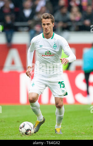 Düsseldorf, Deutschland. 27 Apr, 2019. Sebastian LANGKAMP (HB, mi.), einzelne Maßnahmen für die Kugel. Fußball 1. 1. Fussballbundesliga, 31. Spieltag, Fortuna Düsseldorf 1895 eV (D) - SV Werder Bremen (HB), 4:1, am 27.04.2019 in Düsseldorf (Einrichtung Sseldorf)/Deutschland. | Verwendung der weltweiten Kredit: dpa/Alamy leben Nachrichten Stockfoto