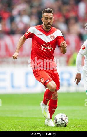 Düsseldorf, Deutschland. 27 Apr, 2019. Kenan KARAMAN (D, mi.), einzelne Maßnahmen für die Kugel. Fußball 1. 1. Fussballbundesliga, 31. Spieltag, Fortuna Düsseldorf 1895 eV (D) - SV Werder Bremen (HB), 4:1, am 27.04.2019 in Düsseldorf (Einrichtung Sseldorf)/Deutschland. | Verwendung der weltweiten Kredit: dpa/Alamy leben Nachrichten Stockfoto