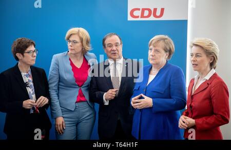 Berlin, Deutschland. 29 Apr, 2019. Bundeskanzlerin Angela Merkel (2. von rechts, CDU) und Annegret Kramp-Karrenbauer (L-R), die CDU-Vorsitzende, Julia Klöckner (CDU), Bundesminister für Ernährung und Landwirtschaft, Armin Laschet (CDU), Ministerpräsident von Nordrhein-Westfalen, und Ursula von der Leyen (CDU), Bundesminister der Verteidigung, an der Sitzung des CDU-Bundesvorstands im Konrad-Adenauer-Haus. Credit: Kay Nietfeld/dpa/Alamy leben Nachrichten Stockfoto