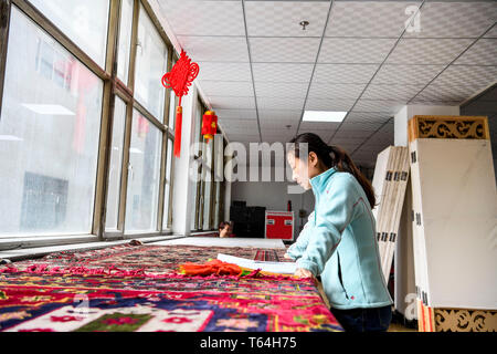 (190429) - - Urumqi, April 29, 2019 (Xinhua) - Schauspielerin Nina er Bewertungen Libretto auf der Bühne eines Theaters in Urumqi, der Hauptstadt der im Nordwesten Chinas Autonome Region Xinjiang Uygur, 25. April 2019. In einer Familie Qinqiang Oper gewidmet geboren, eine volkstümliche chinesische Oper im Nordwesten Chinas, die 33-jährige Schauspielerin Nina Er spielte die Rolle einer jungen Frau in der Oper zu einem qinqiang Operntruppe in Urumqi seit 2005. Jenseits Theater, er Nina und ihre Kollegen durchgeführt, um die Oper in Gemeinden und Schulen, traditionelle Chinesische Oper Kultur zu fördern. Die klassischen Werke des Qinqiang Oper sollte sein Stockfoto