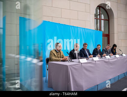 München, Deutschland. 29 Apr, 2019. Markus Söder (CSU, 3. von links), Ministerpräsident von Bayern, Hans Reichhart (CSU, 4. von rechts), der Bayerische Minister für Verkehr, sowie Vertreter der Gemeinden geben eine Pressekonferenz im Staatsministerium nach oben treffen. Ministerpräsident Söder und Verkehrsminister Reichhart hatte zu einem Treffen der Landesregierung eingeladen, lokale Behörden und lokalen Vereinigungen über die Zukunft des öffentlichen Nahverkehrs. Credit: Lino Mirgeler/dpa/Alamy leben Nachrichten Stockfoto