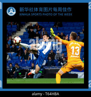 Peking, das RCD Espanyol Wu Lei (L) ein Tor gegen Celta de Vigo Torwart Ruben Blanco während Ihrer Liga Match in Barcelona. 24 Apr, 2019. XINHUA SPORT FOTO DER WOCHE (vom 22. April bis 28. April 2019) Am 29. April 2019 übermittelt. Die RCD Espanyol Wu Lei (L) ein Tor gegen Celta de Vigo Torwart Ruben Blanco während Ihrer Liga Match in Barcelona, Spanien am 24.April 2019. Credit: Joan Gosa/Xinhua/Alamy leben Nachrichten Stockfoto