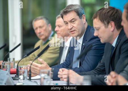 München, Deutschland. 29 Apr, 2019. Markus Söder (CSU, 3. von links), Ministerpräsident von Bayern, und Hans Reichhart (CSU, 4. von links), der Bayerische Minister für Verkehr, wird eine Pressekonferenz im Staatsministerium halten nach oben treffen. Ministerpräsident Söder und Verkehrsminister Reichhart hatte zu einem Treffen der Landesregierung eingeladen, lokale Behörden und lokalen Vereinigungen über die Zukunft des öffentlichen Nahverkehrs. Credit: Lino Mirgeler/dpa/Alamy leben Nachrichten Stockfoto