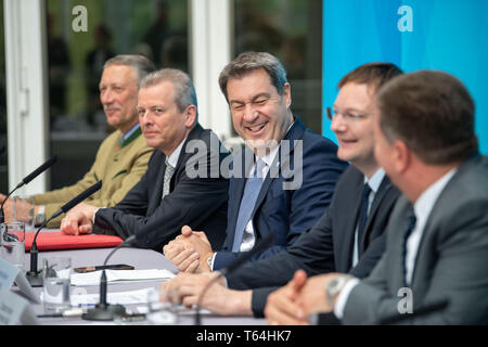 München, Deutschland. 29 Apr, 2019. Markus Söder (CSU, 3. von links), Ministerpräsident von Bayern, und Hans Reichhart (CSU, 2. von rechts), der Bayerische Minister für Verkehr, wird eine Pressekonferenz im Staatsministerium halten nach oben treffen. Ministerpräsident Söder und Verkehrsminister Reichhart hatte zu einem Treffen der Landesregierung eingeladen, lokale Behörden und lokalen Vereinigungen über die Zukunft des öffentlichen Nahverkehrs. Credit: Lino Mirgeler/dpa/Alamy leben Nachrichten Stockfoto