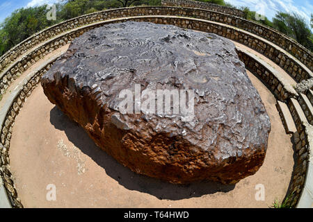 Ansicht der metallischen Spitze der Hoba Meteorit in der Nähe von Grootfontein, am 06.03. 2019. Die Hoba Meteorit ist der grösste Meteorit überhaupt in der Welt, die vor rund 80.000 Jahren in der Otav Berge in Namibia Struck gefunden. Sein Gewicht wurde mit bis zu 60 Tonnen berechnet, sein geschätztes Alter ist mindestens 190 Millionen Jahren. Es besteht aus 82% Eisen, seine sonstigen Bestandteile sind Nickel (16%) und Cobalt (1 %) und eine Anzahl von anderen Spurenelementen. Den Bereich um die Meteoriten, die roessing Uran Liwithed Gruppe entworfen wurde, ist heute ein nationales Denkmal in Namibia. Foto: Matthias Toedt/dpa-Zentralbild Stockfoto