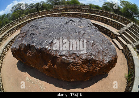 Ansicht der metallischen Spitze der Hoba Meteorit in der Nähe von Grootfontein, am 06.03. 2019. Die Hoba Meteorit ist der grösste Meteorit überhaupt in der Welt, die vor rund 80.000 Jahren in der Otav Berge in Namibia Struck gefunden. Sein Gewicht wurde mit bis zu 60 Tonnen berechnet, sein geschätztes Alter ist mindestens 190 Millionen Jahren. Es besteht aus 82% Eisen, seine sonstigen Bestandteile sind Nickel (16%) und Cobalt (1 %) und eine Anzahl von anderen Spurenelementen. Den Bereich um die Meteoriten, die roessing Uran Liwithed Gruppe entworfen wurde, ist heute ein nationales Denkmal in Namibia. Foto: Matthias Toedt/dpa-Zentralbild Stockfoto