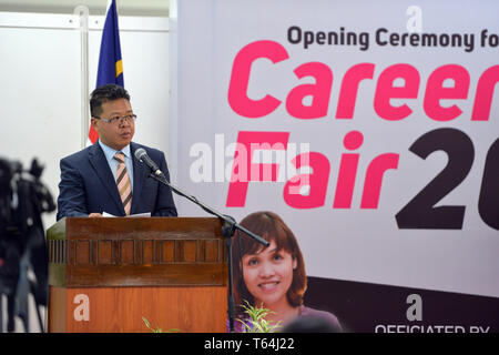 Kuala Lumpur, Malaysia. 29 Apr, 2019. Tian Hua, Vizepräsident der China Enterprises Association in Malaysia, spricht bei einer Zeremonie einer Jobmesse der führende chinesische Unternehmen, die an der Universität von Malaya in Malaysia, Kuala Lumpur, Malaysia, 29. April 2019. Eine Jobmesse der führende chinesische Unternehmen in Malaysia angezogen hat, Absolventen der Elite Universität des Landes, wie die Erhöhung der bilateralen Zusammenarbeit zwischen China und Malaysia neue Chancen für lokale Talente bietet. Credit: Chong Voon Chung/Xinhua/Alamy leben Nachrichten Stockfoto