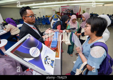 Kuala Lumpur, Malaysia. 29 Apr, 2019. Job - suchende Studenten ein Gespräch mit einem Vertreter der COSCO Versand an einem Job Messe der führende chinesische Unternehmen, die an der Universität von Malaya in Malaysia, Kuala Lumpur, Malaysia, 29. April 2019. Eine Jobmesse der führende chinesische Unternehmen in Malaysia angezogen hat, Absolventen der Elite Universität des Landes, wie die Erhöhung der bilateralen Zusammenarbeit zwischen China und Malaysia neue Chancen für lokale Talente bietet. Credit: Chong Voon Chung/Xinhua/Alamy leben Nachrichten Stockfoto