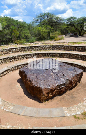 Ansicht der Hoba Meteorit in der Nähe von Grootfontein, am 06.03. 2019. Die Hoba Meteorit ist der grösste Meteorit überhaupt in der Welt, die vor rund 80.000 Jahren in der Otav Berge in Namibia Struck gefunden. Sein Gewicht wurde mit bis zu 60 Tonnen berechnet, sein geschätztes Alter ist mindestens 190 Millionen Jahren. Es besteht aus 82% Eisen, seine sonstigen Bestandteile sind Nickel (16%) und Cobalt (1 %) und eine Anzahl von anderen Spurenelementen. Den Bereich um die Meteoriten, die roessing Uran Liwithed Gruppe entworfen wurde, ist heute ein nationales Denkmal in Namibia. Foto: Matthias Toedt/dpa-Zentralbild/ZB/Bild Alli Stockfoto