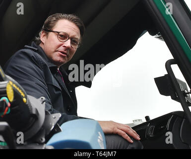 29. April 2019, Berlin: Verkehrsminister Andreas Scheuer (CSU) sitzt in einem Biomethan angetriebenen Sattelzugmaschine, hat auch einen Assistenten. Traktor Einheiten des Hamburger Zippel Gruppe wurden vorgestellt. Sie sind mit Biomethan betankt und, nach Angaben des Ministeriums für Verkehr, Reduzierung der CO2-Emissionen um bis zu 94 Prozent im Vergleich zu Transporte mit Dieselbetriebenen Lkw. Foto: Bernd Settnik/dpa-Zentralbild/dpa Stockfoto