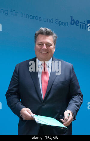 29. April 2019, Berlin: Berlins Innensenator Andreas Geisel (SPD) wird zu einer Pressekonferenz ein, wo er die Pläne der Polizei für die Demonstrationen am 1. Mai vorlegen wird. Foto: Paul Zinken/dpa Stockfoto