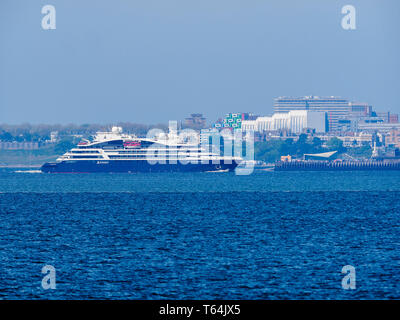 Sheerness, Kent, Großbritannien. 29. April 2019. Kreuzfahrtschiff Le Champlain Segel Vergangenheit Sheerness in Kent, mit Southend On Sea in der Ferne. Credit: James Bell/Alamy leben Nachrichten Stockfoto