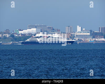 Sheerness, Kent, Großbritannien. 29. April 2019. Kreuzfahrtschiff Le Champlain Segel Vergangenheit Sheerness in Kent, mit Southend On Sea in der Ferne. Credit: James Bell/Alamy leben Nachrichten Stockfoto