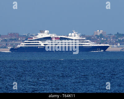 Sheerness, Kent, Großbritannien. 29. April 2019. Kreuzfahrtschiff Le Champlain Segel Vergangenheit Sheerness in Kent, mit Southend On Sea in der Ferne. Credit: James Bell/Alamy leben Nachrichten Stockfoto