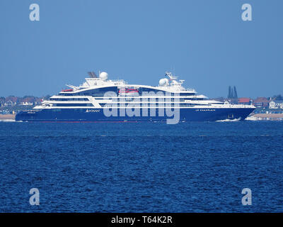 Sheerness, Kent, Großbritannien. 29. April 2019. Kreuzfahrtschiff Le Champlain Segel Vergangenheit Sheerness in Kent, mit Southend On Sea in der Ferne. Credit: James Bell/Alamy leben Nachrichten Stockfoto