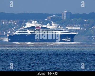 Sheerness, Kent, Großbritannien. 29. April 2019. Kreuzfahrtschiff Le Champlain Segel Vergangenheit Sheerness in Kent, mit Southend On Sea in der Ferne. Credit: James Bell/Alamy leben Nachrichten Stockfoto