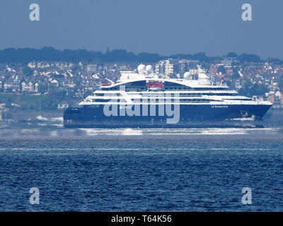 Sheerness, Kent, Großbritannien. 29. April 2019. Kreuzfahrtschiff Le Champlain Segel Vergangenheit Sheerness in Kent, mit Southend On Sea in der Ferne. Credit: James Bell/Alamy leben Nachrichten Stockfoto