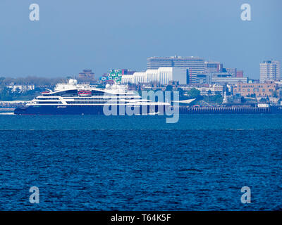 Sheerness, Kent, Großbritannien. 29. April 2019. Kreuzfahrtschiff Le Champlain Segel Vergangenheit Sheerness in Kent, mit Southend On Sea in der Ferne. Credit: James Bell/Alamy leben Nachrichten Stockfoto