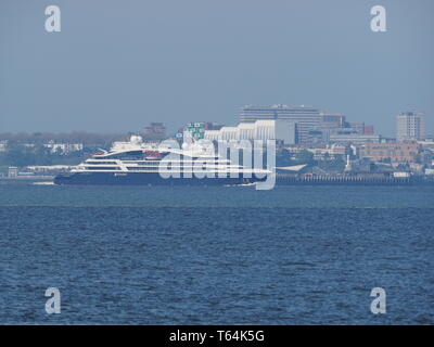 Sheerness, Kent, Großbritannien. 29. April 2019. Kreuzfahrtschiff Le Champlain Segel Vergangenheit Sheerness in Kent, mit Southend On Sea in der Ferne. Credit: James Bell/Alamy leben Nachrichten Stockfoto