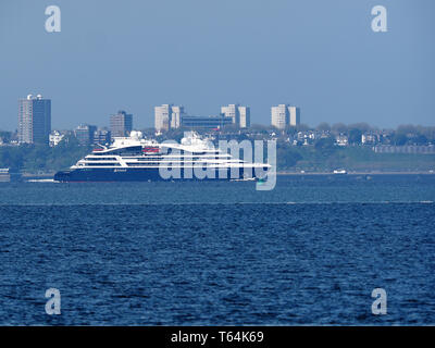 Sheerness, Kent, Großbritannien. 29. April 2019. Kreuzfahrtschiff Le Champlain Segel Vergangenheit Sheerness in Kent, mit Southend On Sea in der Ferne. Credit: James Bell/Alamy leben Nachrichten Stockfoto