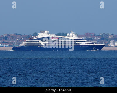 Sheerness, Kent, Großbritannien. 29. April 2019. Kreuzfahrtschiff Le Champlain Segel Vergangenheit Sheerness in Kent, mit Southend On Sea in der Ferne. Credit: James Bell/Alamy leben Nachrichten Stockfoto