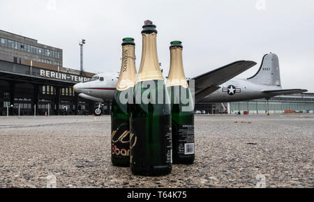 Berlin, Deutschland. 29 Apr, 2019. Leere Champagnerflaschen stehen vor dem Terminal des ehemaligen Flughafen Tempelhof. Das Programm der Luftbrücke Festival am 12. Mai wurde auf einer Pressekonferenz vorgestellt. Das Fest erinnert an das Ende der temporären Versorgung des westlichen Teils von Berlin aus der Luft vor 70 Jahren. Credit: Paul Zinken/dpa/Alamy leben Nachrichten Stockfoto