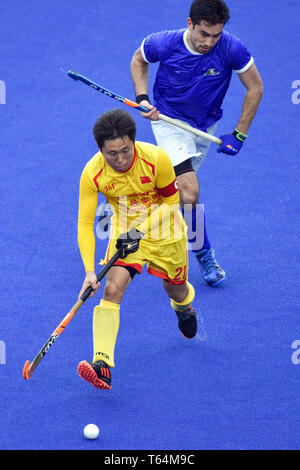 Kuala Lumpur. 29 Apr, 2019. Du Chen (unten) von China konkurriert während des FIH-Männer Series Finals Kuala Lumpur2019 pool B Match zwischen China und Brasilien in Kuala Lumpur, Malaysia, am 29. April 2019. China gewann 3-2. Credit: Chong Voon Chung/Xinhua/Alamy leben Nachrichten Stockfoto