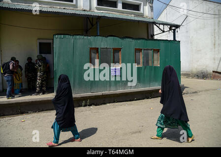 Kulgam, Jammu und Kaschmir, Indien. 29 Apr, 2019. Kaschmir Wähler gesehen in einem Wahllokal ihre Stimme während der vierten Phase der Parlamentswahlen in Kulgam zu werfen, südlich von Srinagar. Auf der vierten Phase der Parlamentswahlen in Indien Wahlen, Inder ging an Umfragen ihre Stimmzettel inmitten komplette Abschaltung und Internet gag zu werfen. Kredit Idrees: Abbas/SOPA Images/ZUMA Draht/Alamy leben Nachrichten Stockfoto