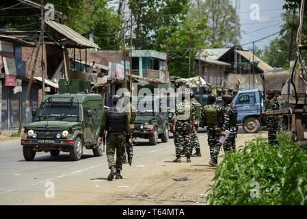 Kulgam, Jammu und Kaschmir, Indien. 29 Apr, 2019. Indische Kräfte gesehen stehen auf der Hut vor dem Wahllokal während der vierten Phase der paramilitärischen Wahlen in Kulgam, südlich von Srinagar. Auf der vierten Phase der Parlamentswahlen in Indien Wahlen, Inder ging an Umfragen ihre Stimmzettel inmitten komplette Abschaltung und Internet gag zu werfen. Kredit Idrees: Abbas/SOPA Images/ZUMA Draht/Alamy leben Nachrichten Stockfoto