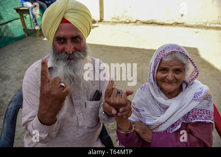 Kulgam, Jammu und Kaschmir, Indien. 29 Apr, 2019. Kaschmir Wähler gesehen werden, zeigen ihre eingefärbten Finger nach ihre Stimmabgabe vor einem Wahllokal in Kulgam, südlich von Srinagar. Auf der vierten Phase der Parlamentswahlen in Indien Wahlen, Inder ging an Umfragen ihre Stimmzettel inmitten komplette Abschaltung und Internet gag zu werfen. Kredit Idrees: Abbas/SOPA Images/ZUMA Draht/Alamy leben Nachrichten Stockfoto