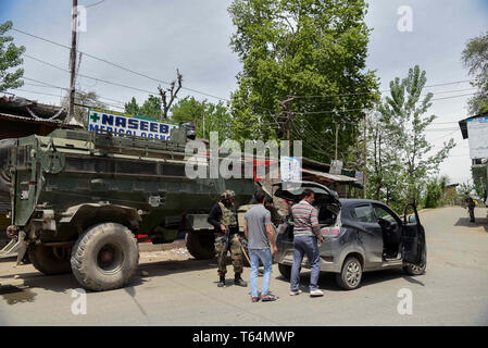 Kulgam, Jammu und Kaschmir, Indien. 29 Apr, 2019. Indische Armee Männer gesehen werden Überprüfung eines Fahrzeugs außerhalb ein Wahllokal in Kulgam, südlich von Srinagar. Auf der vierten Phase der Parlamentswahlen in Indien Wahlen, Inder ging an Umfragen ihre Stimmzettel inmitten komplette Abschaltung und Internet gag zu werfen. Kredit Idrees: Abbas/SOPA Images/ZUMA Draht/Alamy leben Nachrichten Stockfoto