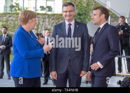 Berlin, Deutschland. 29 Apr, 2019. Angela Merkel (CDU), Bundeskanzler, begrüßt gemeinsam mit Emmanuel Längestrich (r), Präsident von Frankreich, Marjan Sarec, Premierminister von Slowenien, auf dem Balkan-Konferenz in Berlin. Deutschland und Frankreich haben einen neuen Versuch, Wege zu finden, um aus der festgefahrenen Konflikt zwischen Serbien und der abtrünnigen Provinz Kosovo. Quelle: Michael Kappeler/dpa/Alamy leben Nachrichten Stockfoto