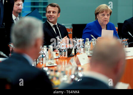 Berlin, Deutschland. 29 Apr, 2019. Hashim Thaci (von links), Präsident der Republik Kosovo, Ramush Haradinaj, Premierminister der Republik Kosovo (von rechts), nehmen Sie Teil an den Balkan Konferenz von Angela Merkel (CDU) (r), Bundeskanzler, und Emmanuel Längestrich (M), Präsident von Frankreich geöffnet. Deutschland und Frankreich haben einen neuen Versuch, Wege zu finden, um aus der festgefahrenen Konflikt zwischen Serbien und der abtrünnigen Provinz Kosovo. Quelle: Michael Sohn/AP/dpa/Alamy leben Nachrichten Stockfoto