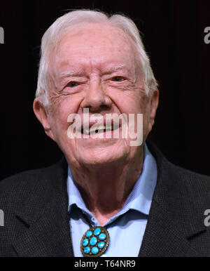 Plains, Georgia, USA. 28. Apr 2019. Der frühere US-Präsident Jimmy Carter bereitet Sonntagsschule an Maranatha Baptist Church in seiner Heimatstadt von Ebenen, Georgien am 28. April 2019 unterrichten. Carter, 94, hat die Sonntagsschule in der Kirche regelmäßig unterrichtet seit Verlassen des Weißen Hauses im Jahr 1981, die Hunderte von Besuchern, die Stunden vor der 10:00 Uhr Lektion, um einen Platz zu bekommen und ein Foto mit dem ehemaligen Präsidenten und ehemalige First Lady Rosalynn Carter haben. Credit: Paul Hennessy/Alamy leben Nachrichten Stockfoto