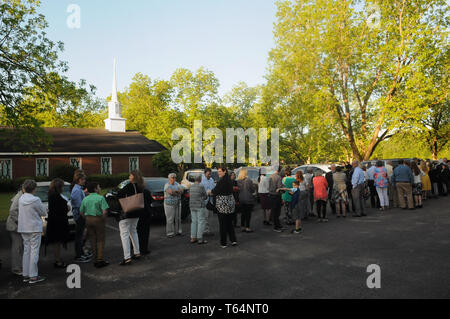 Plains, Georgia, USA. 28. Apr 2019. Hunderte von Besuchern für eine Sicherheitsüberprüfung an Maranatha Baptist Church, wo der frühere US-Präsident Jimmy Carter Sonntag Schule in seiner Heimatstadt der Plains, Georgia wird am 28. April 2019 unterrichten. Carter, 94, hat die Sonntagsschule in der Kirche regelmäßig unterrichtet seit Verlassen des Weißen Hauses in 1981, Zeichnung große Menschenmengen, die Stunden vor der 10:00 Uhr Lektion, um einen Platz zu bekommen und ein Foto mit Carter und ehemalige First Lady Rosalynn Carter haben. Credit: Paul Hennessy/Alamy leben Nachrichten Stockfoto