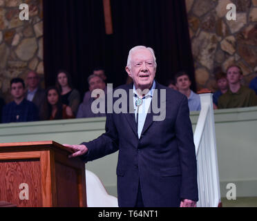 Plains, Georgia, USA. 28. Apr 2019. Der frühere US-Präsident Jimmy Carter bereitet Sonntagsschule an Maranatha Baptist Church in seiner Heimatstadt von Ebenen, Georgien am 28. April 2019 unterrichten. Carter, 94, hat die Sonntagsschule in der Kirche regelmäßig unterrichtet seit Verlassen des Weißen Hauses im Jahr 1981, die Hunderte von Besuchern, die Stunden vor der 10:00 Uhr Lektion, um einen Platz zu bekommen und ein Foto mit dem ehemaligen Präsidenten und ehemalige First Lady Rosalynn Carter haben. Credit: Paul Hennessy/Alamy leben Nachrichten Stockfoto